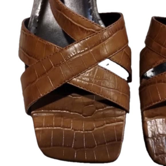 NWOT Leather women's heels - Picture 3 of 8